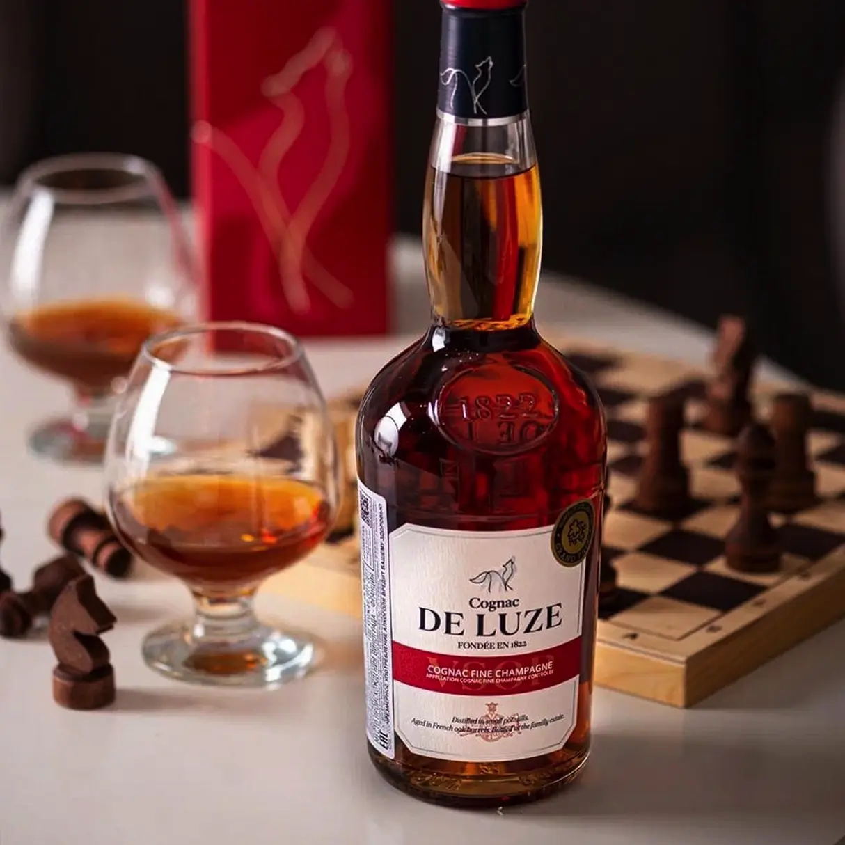 Бутылка коньяка Де Луз с надписью Cognac Fine Champagne