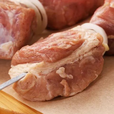 Шашлык из свиной лопатки с луком