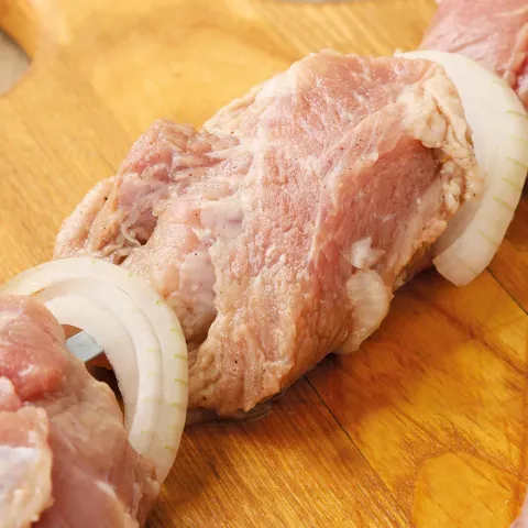 Шашлык из свиной лопатки с луком