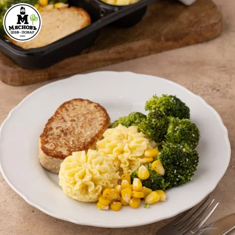 Котлета куриная с картофельным пюре, брокколи и кунжутом