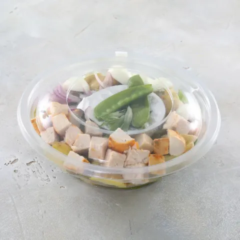 Оливье праздничный с хрустящим стручковым горошком кубиками куриного филе перепелиными яйцами 4порц
