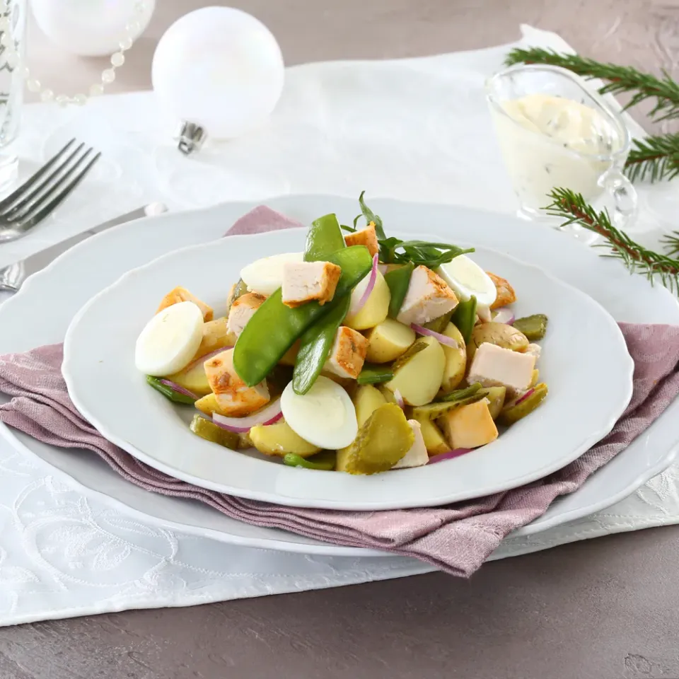 Оливье праздничный с хрустящим стручковым горошком кубиками куриного филе перепелиными яйцами 4порц