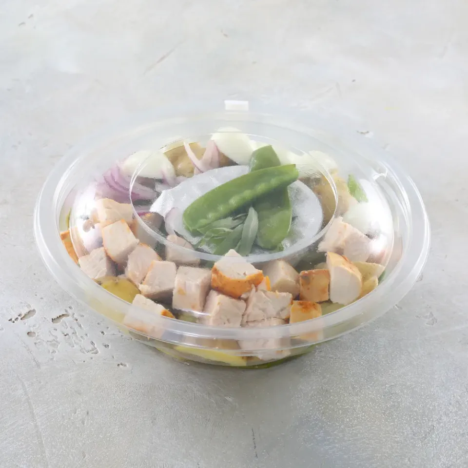 Оливье праздничный с хрустящим стручковым горошком кубиками куриного филе перепелиными яйцами 4порц