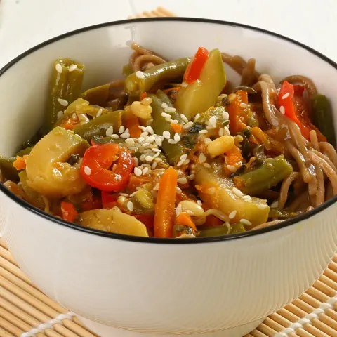 Лапша гречневая с овощами и соусом терияки