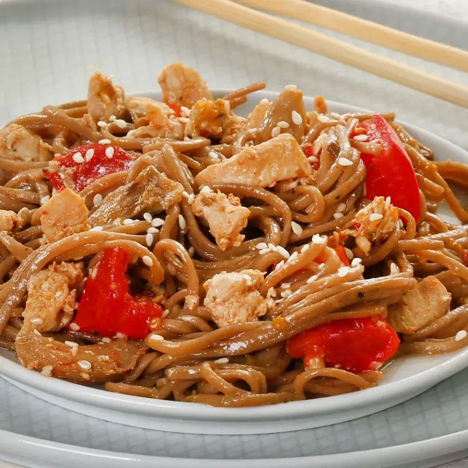 Лапша гречневая с курицей и соусом терияки