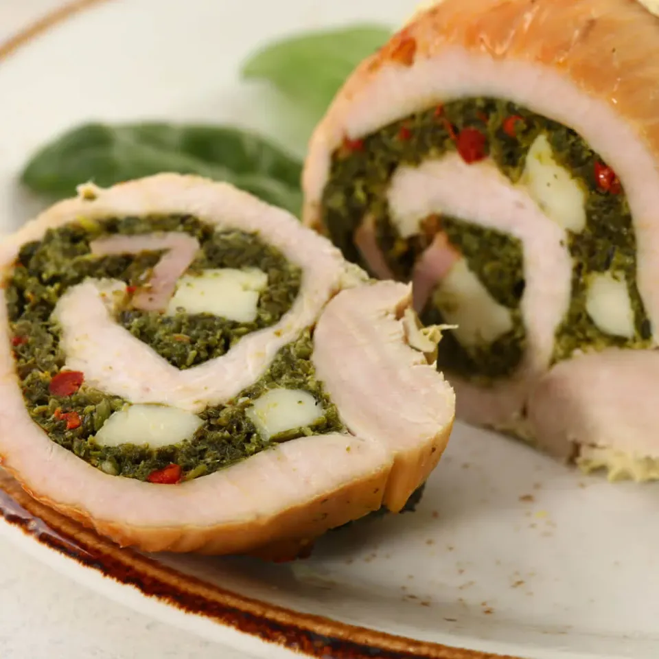 Рулет запеченный МясновЪ По-Царски из индейки с ветчиной, сыром и вялеными томатами