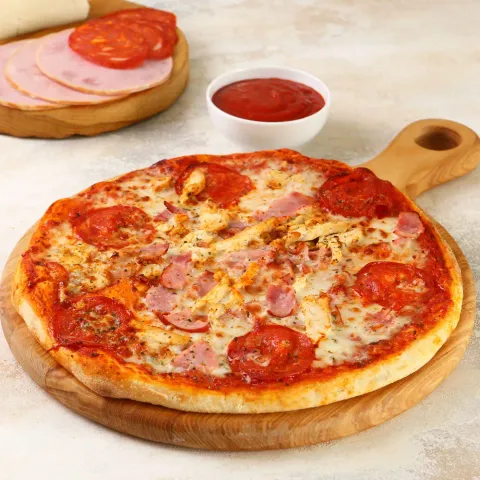 Пицца горячая Мясная цыпленок-ветчина-чоризо классическая 29 см 450г, ферментация 24ч