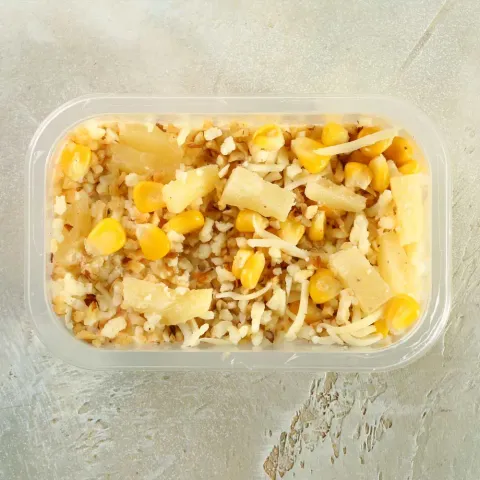 Салат с курицей и ананасами