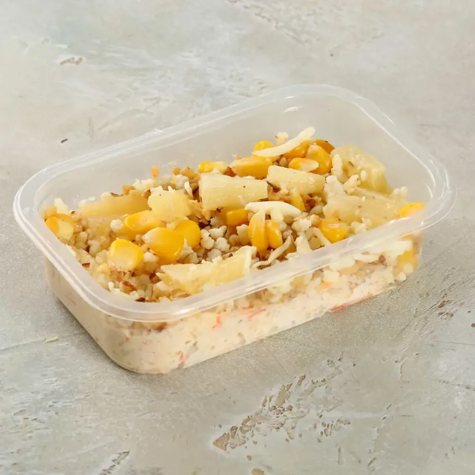 Салат с курицей и ананасами