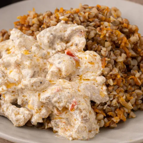 Гуляш из свинины с гречкой с овощами