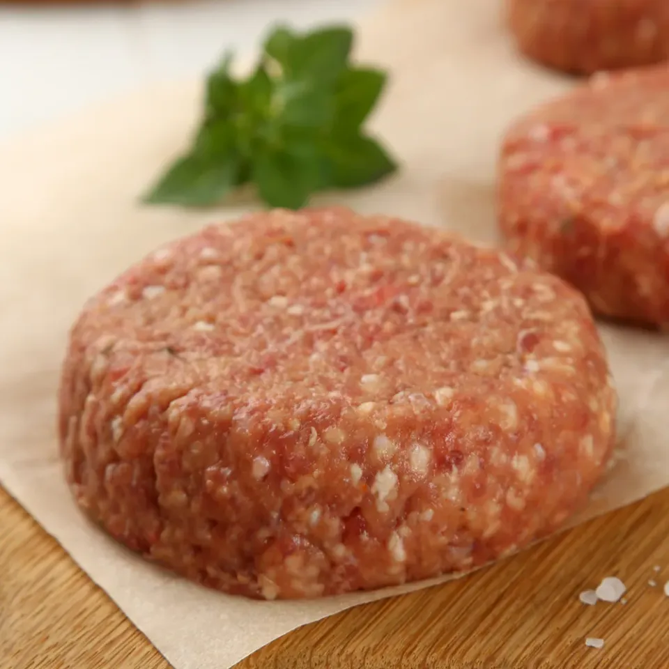 Бифштекс из мяса молодого бычка с моцареллой МясновЪ По-Царски (говядина до 3х лет)