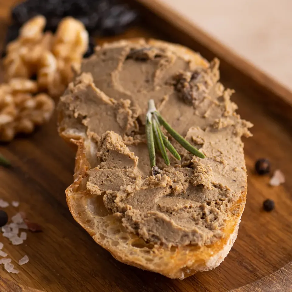 Паштет МясновЪ По-Царски из говяжьей печени с орехами и черносливом 180г