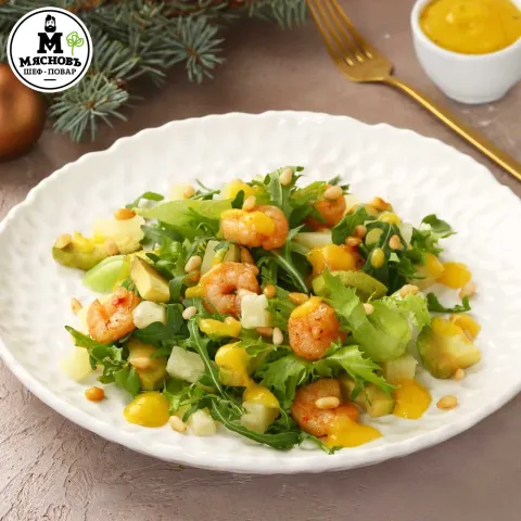 Зеленый салат с креветками и соусом из манго