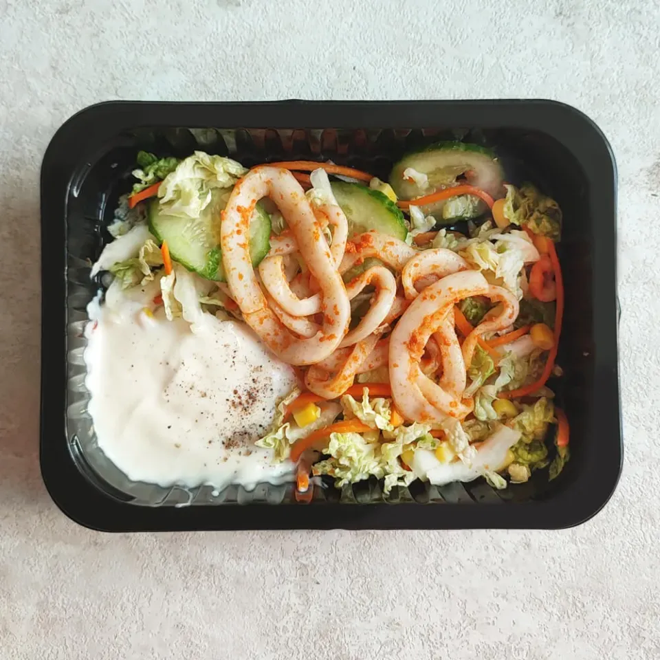 Салат зеленый с кальмарами