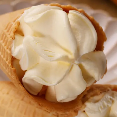 Мороженое пломбир ГОСТ со вкусом соленая карамель 15% в сахарном рожке 100г