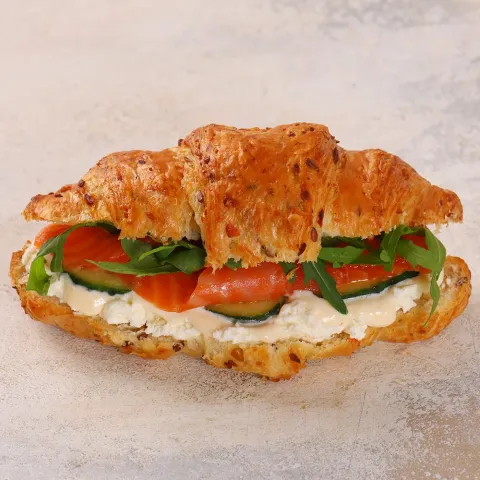 Круассан с форелью и творожным сыром