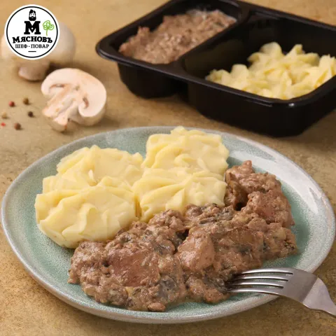 Печень куриная с грибами в сливочном соусе и картофельным пюре
