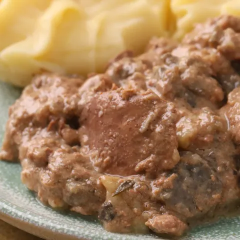 Печень куриная с грибами в сливочном соусе и картофельным пюре