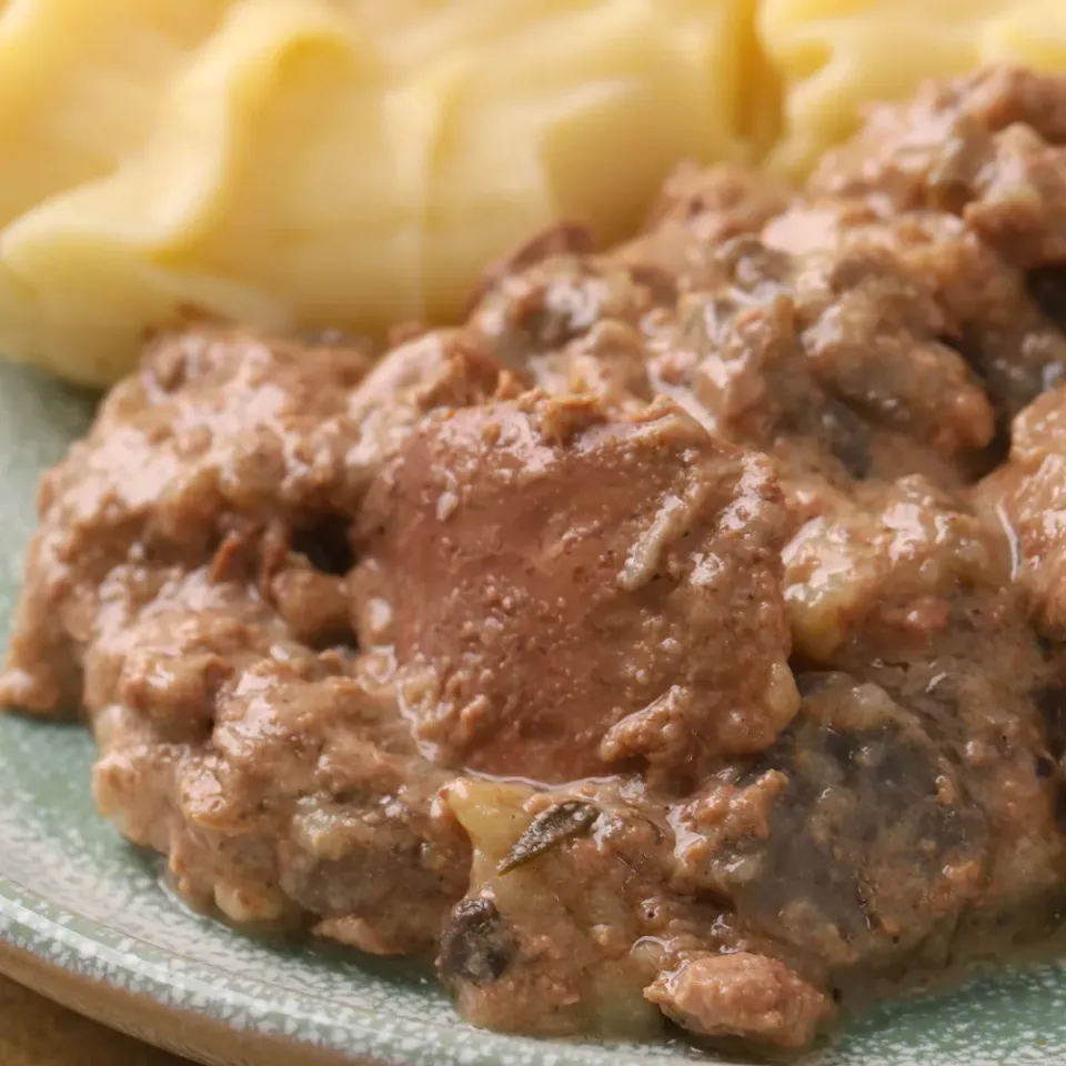 Печень куриная с грибами в сливочном соусе и картофельным пюре