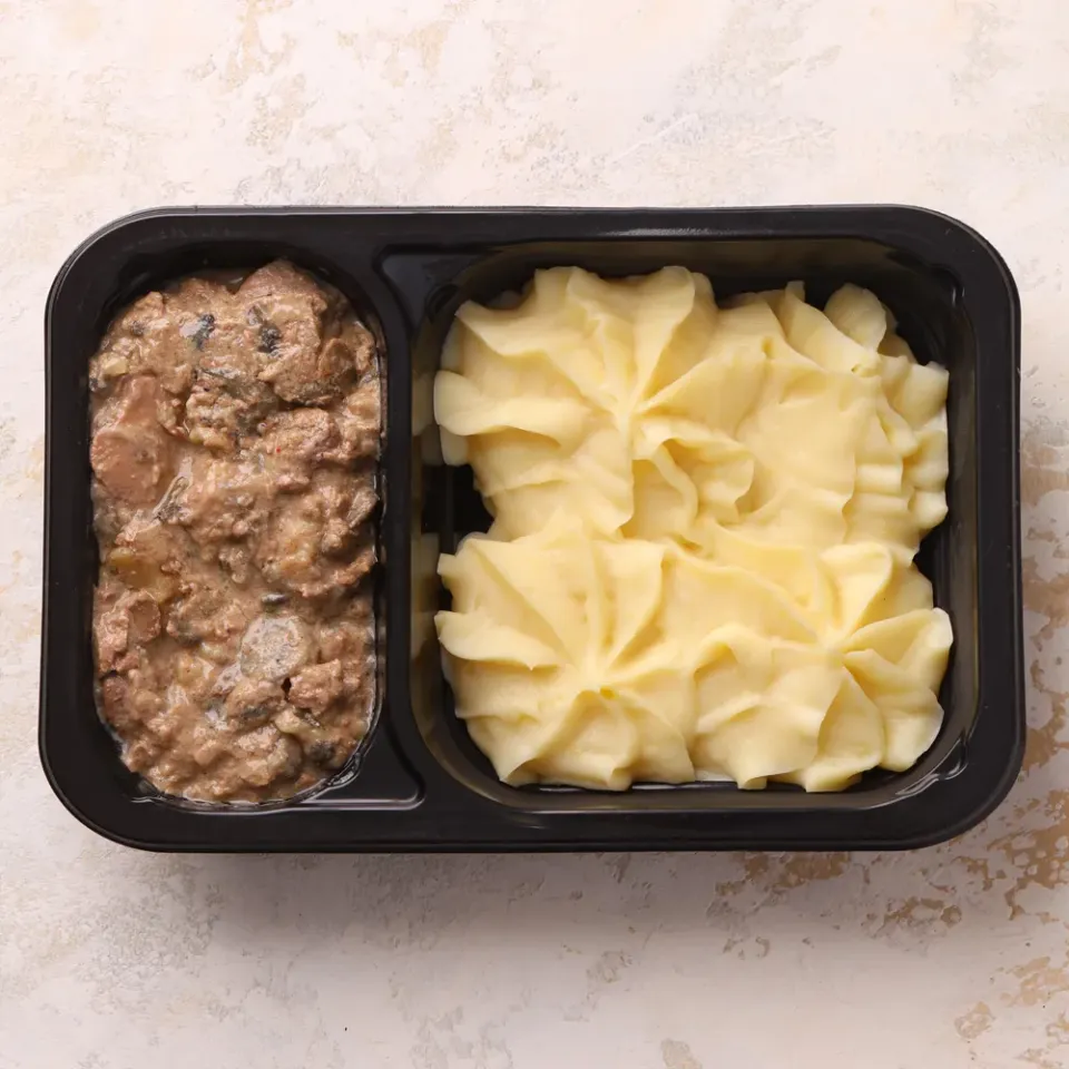 Печень куриная с грибами в сливочном соусе и картофельным пюре