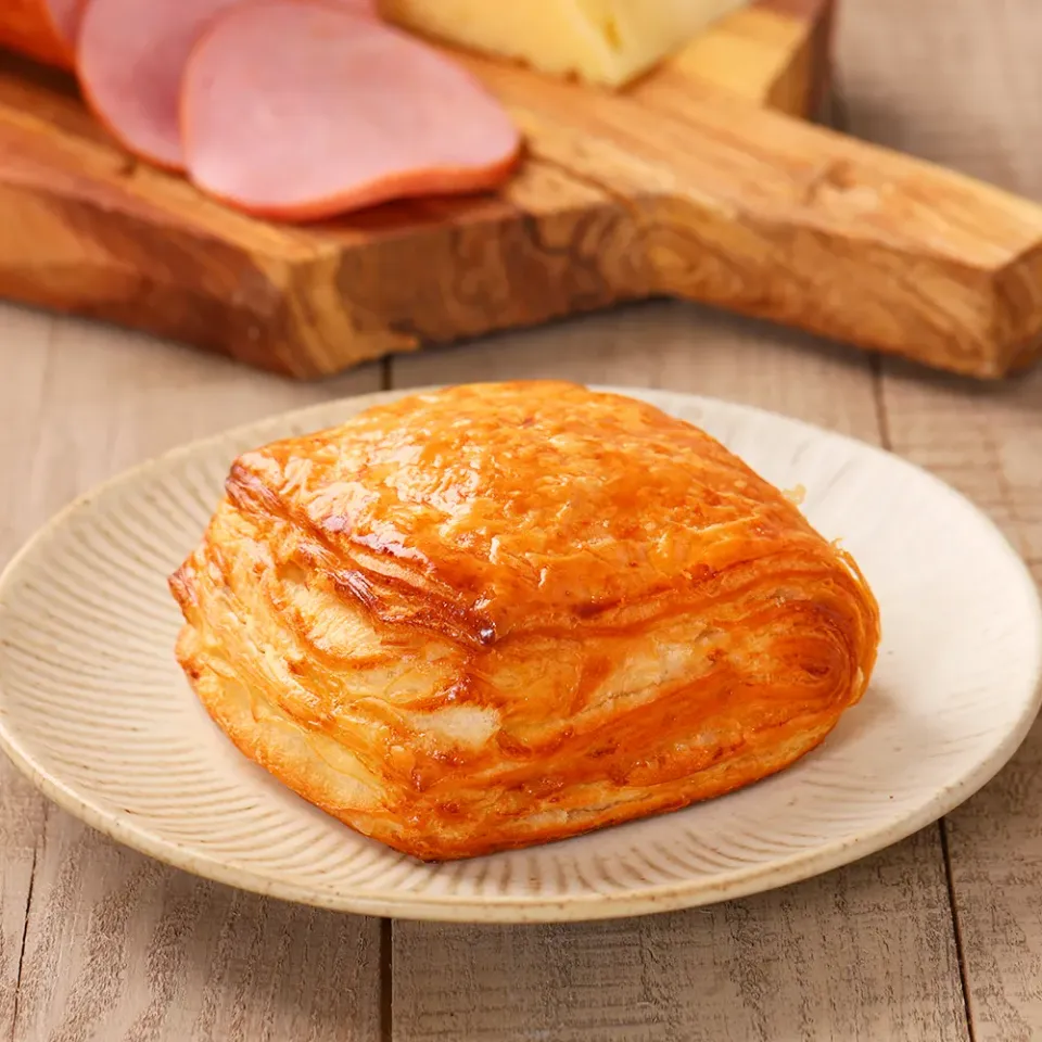 Слойка с ветчиной и сыром 90г