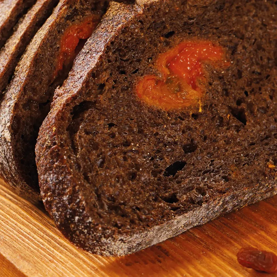 Хлеб бездрожжевой с изюмом и черносливом на закваске нарезка 250г, ферментация 24ч