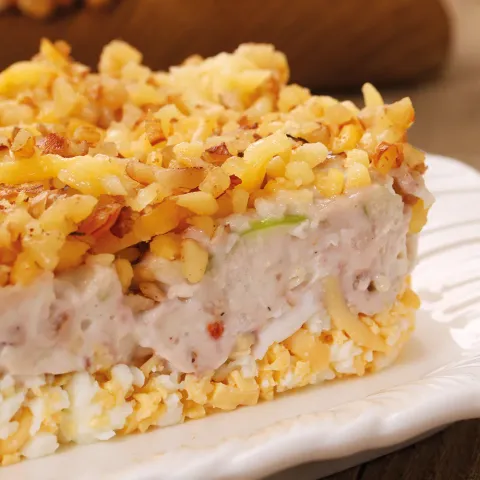 Салат с курицей, сыром Чеддер и грецкими орехами
