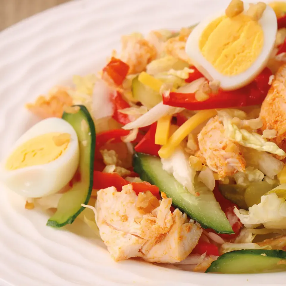 Салат с курицей огурчиками и горчичным соусом