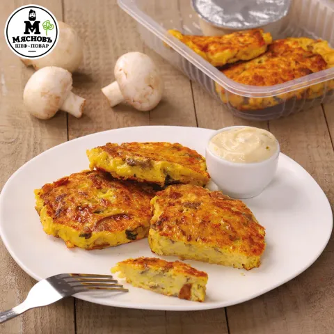 Драники из картофеля с грибами и соусом Цезарь