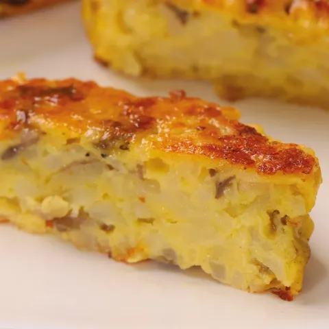 Драники из картофеля с грибами и соусом Цезарь