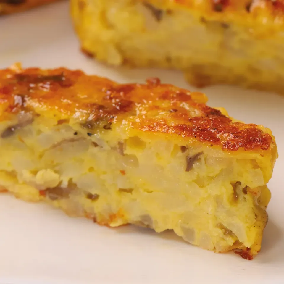 Драники из картофеля с грибами и соусом Цезарь