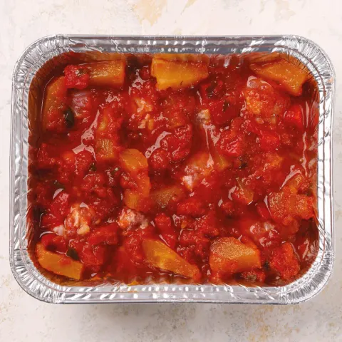 Фрикадельки с мясом молодых бычков в кисло-сладком соусе с болгарским перцем и ананасами в формочке