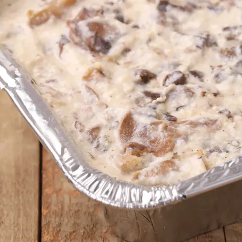 Фрикадельки с мясом молодых бычков в сливочно-грибном соусе в формочке