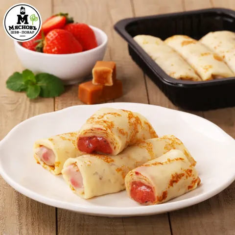 Блинчики с клубникой, карамелью и мятой