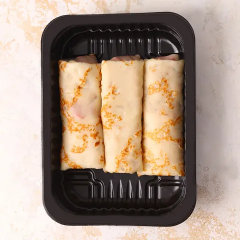 Блинчики с клубникой, карамелью и мятой