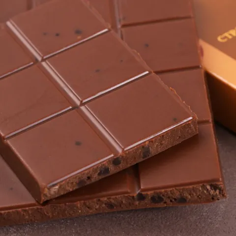 Шоколад молочный 33% с кусочками темного шоколада 80г