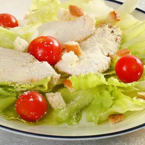 Салат Цезарь с курицей