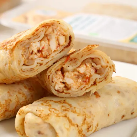 Блинчики с курицей и овощами в соусе бешамель