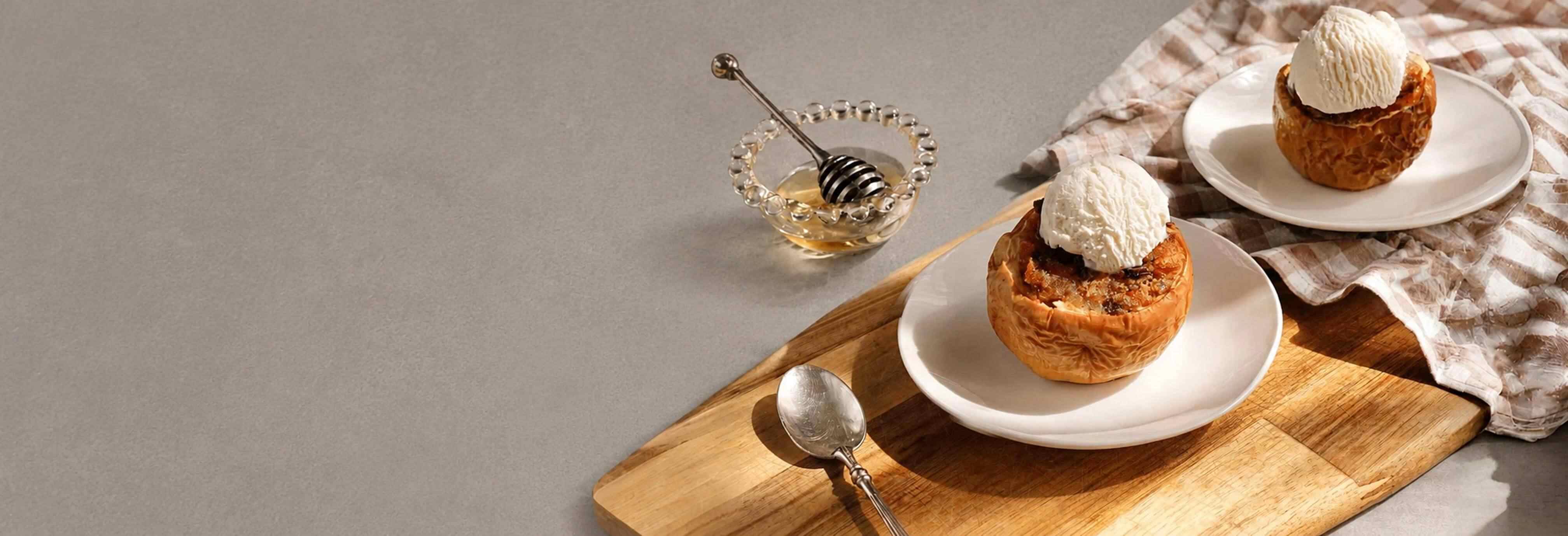 Запечённые яблоки с курагой и финиками