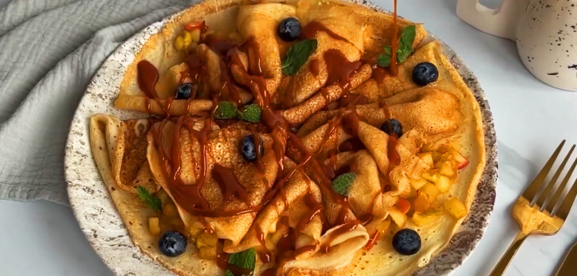 Блины на сыворотке с яблоком и солёной карамелью