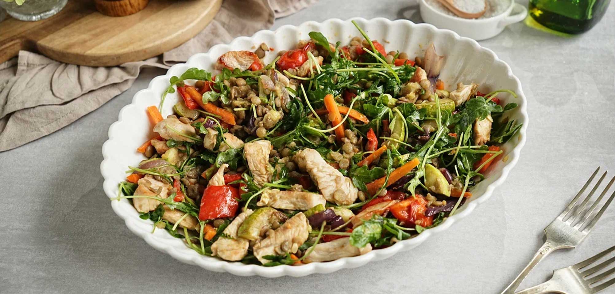 Тёплый салат с индейкой, чечевицей и овощами