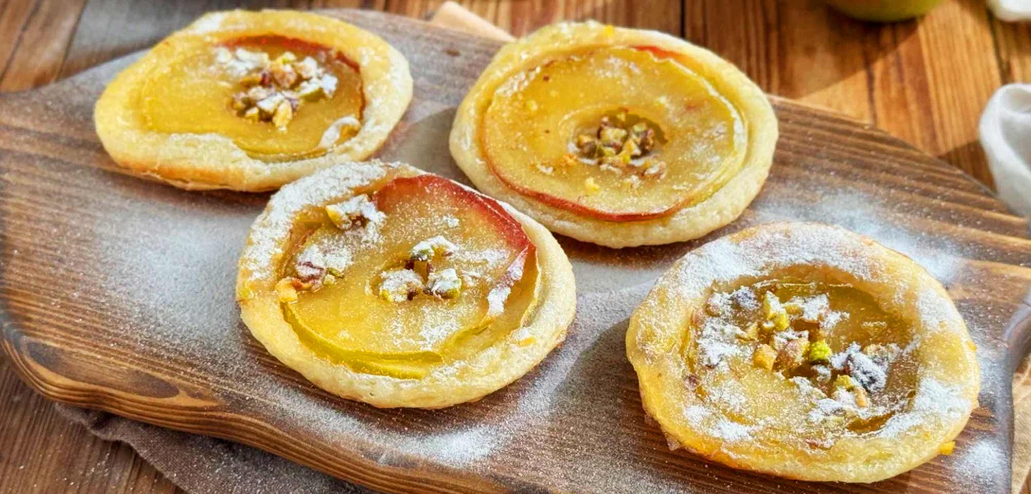 Слойки с яблоком и фисташками