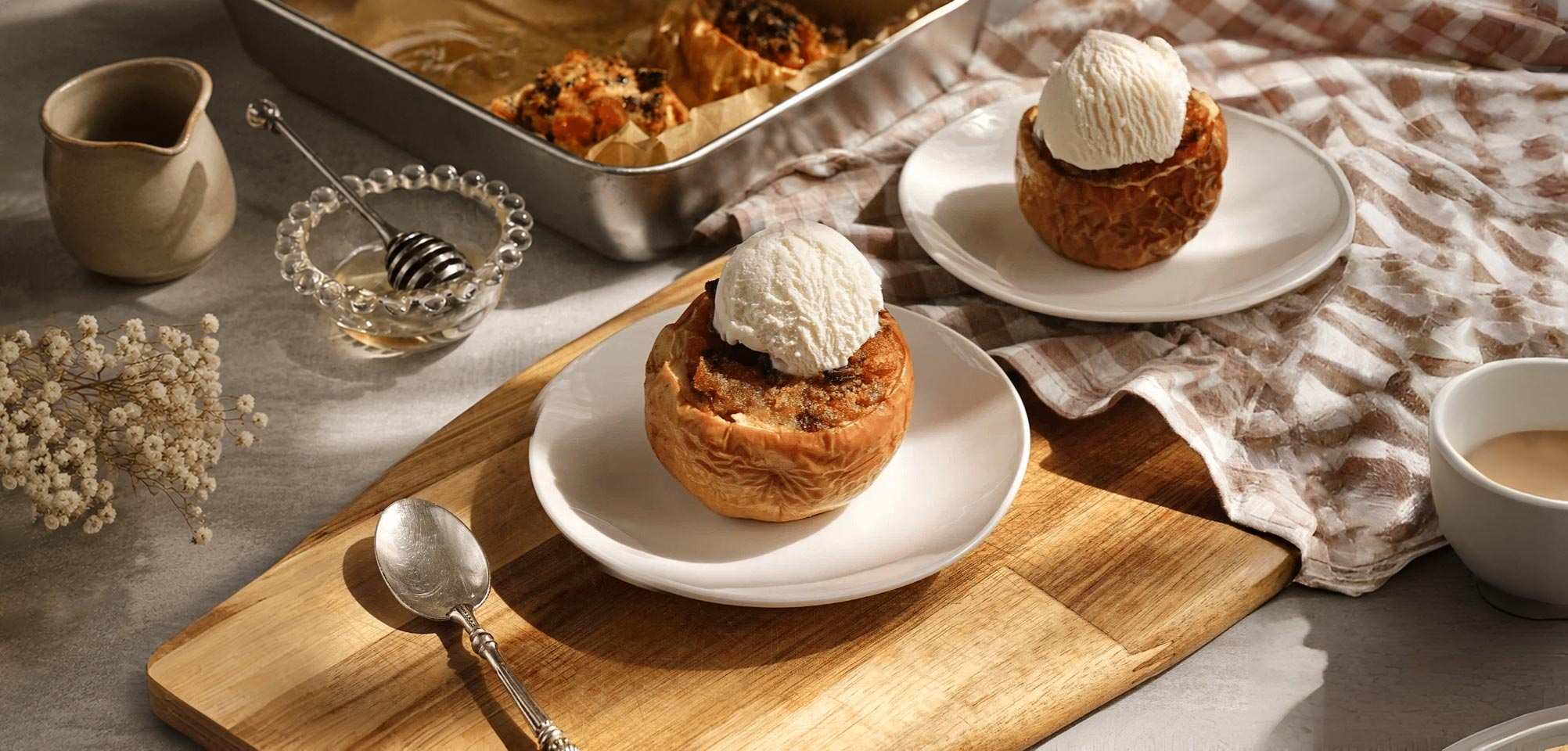 Запечённые яблоки с курагой и финиками