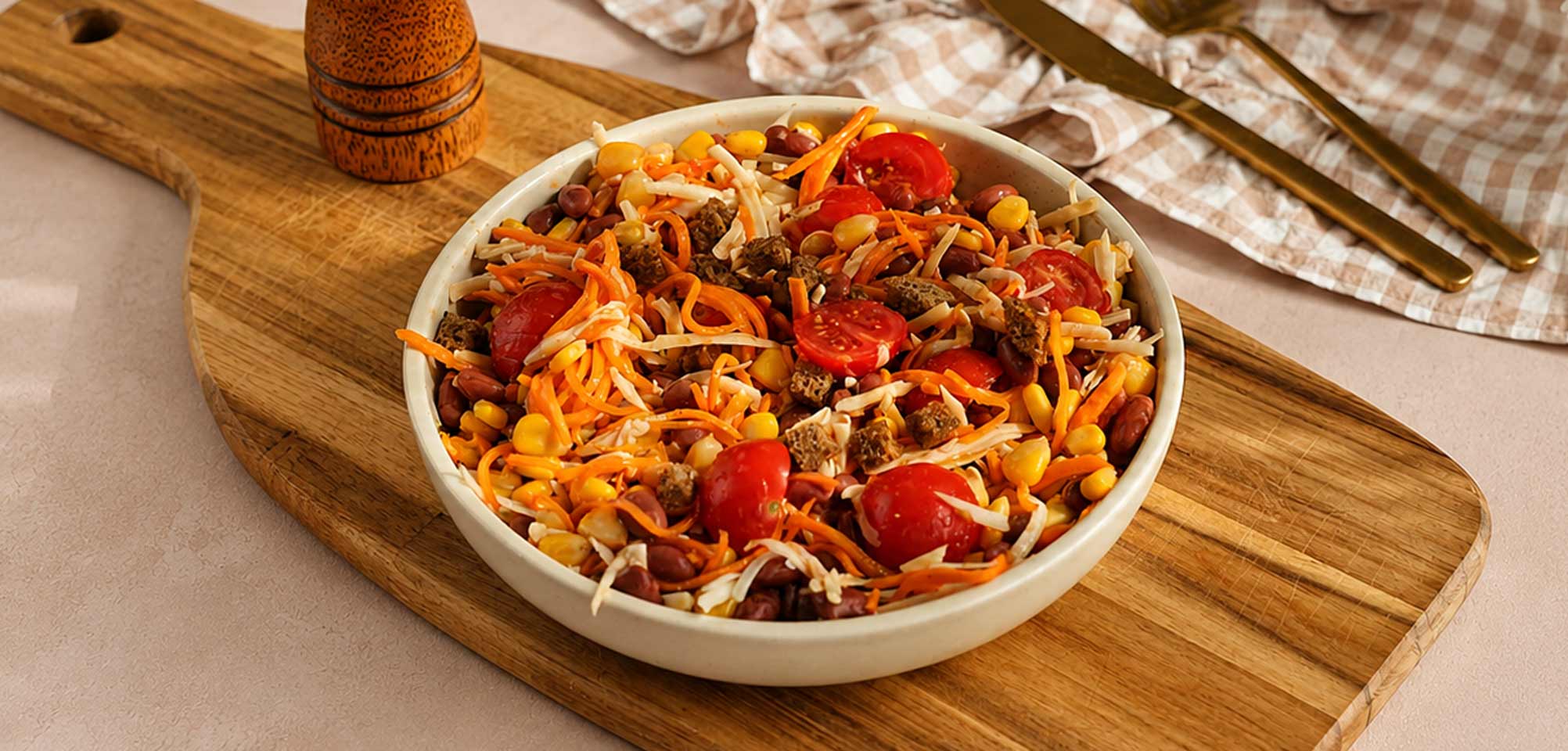 Салат с фасолью, кукурузой, томатами и сухариками