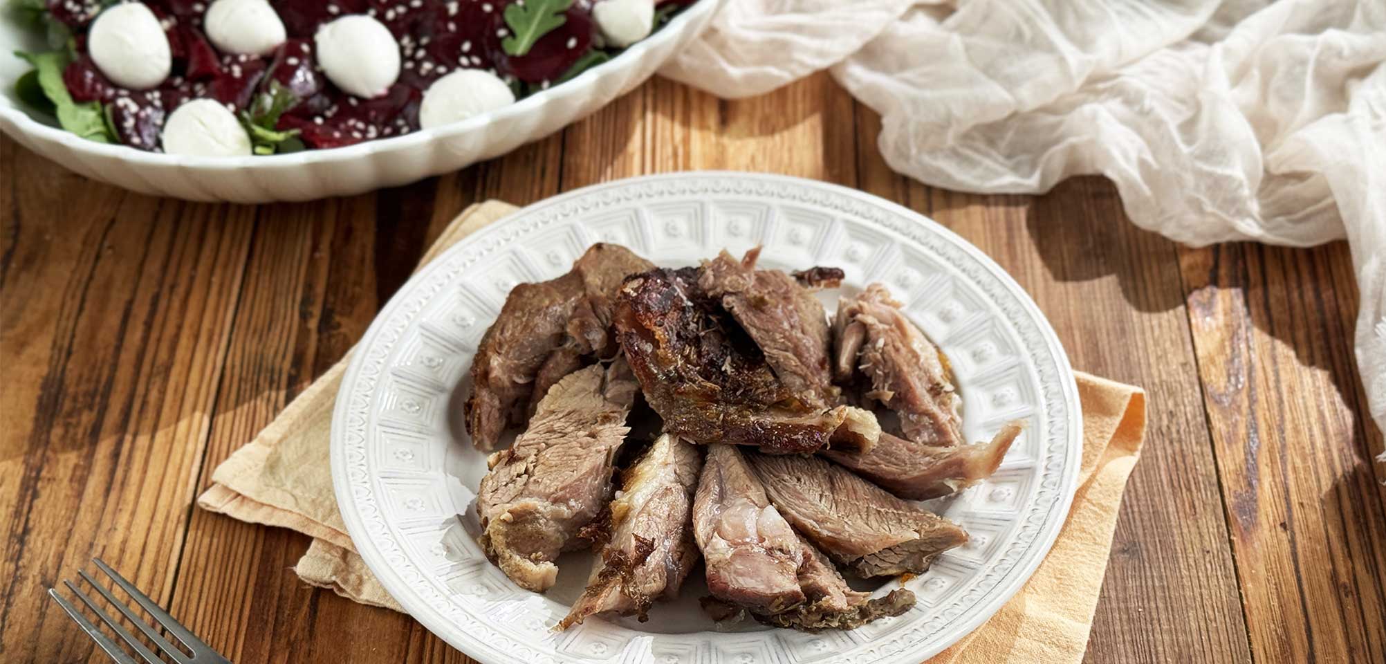 Запечённая лопатка и салат с моцареллой, рукколой и свёклой