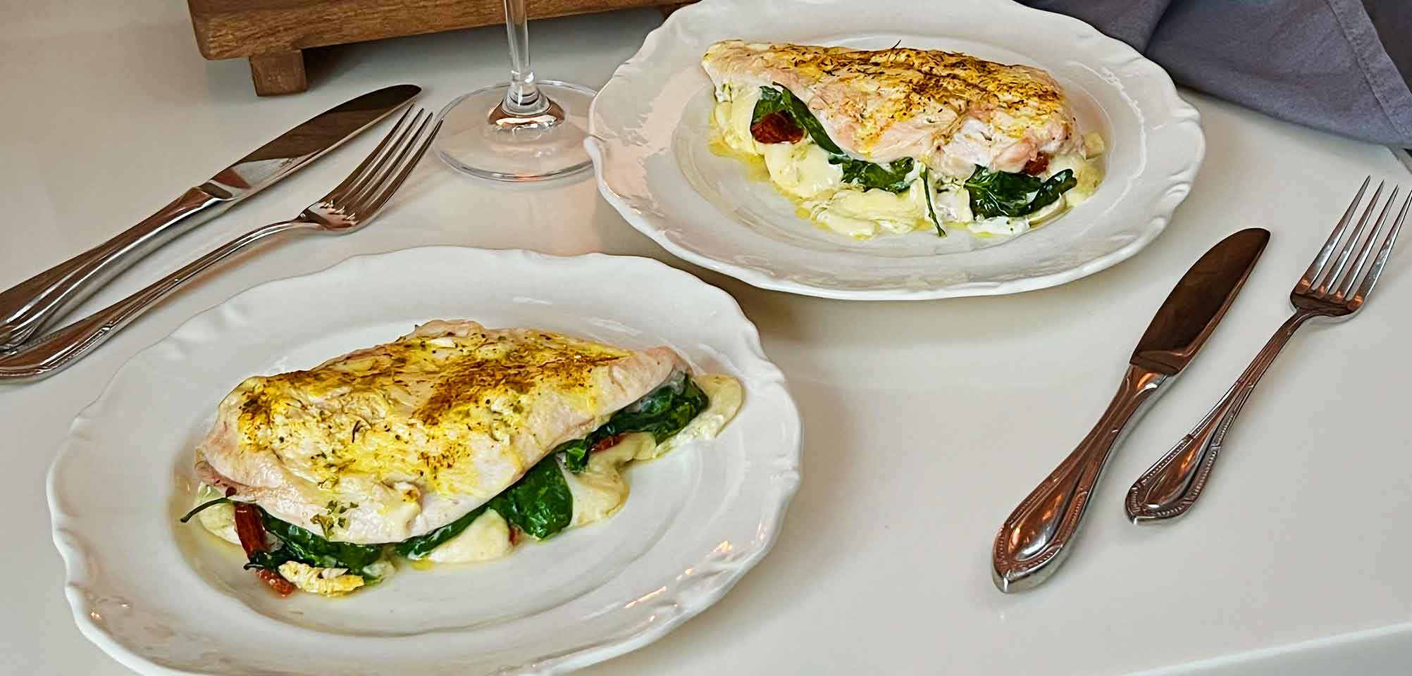 Куриная грудка с моцареллой, песто и вялеными томатами