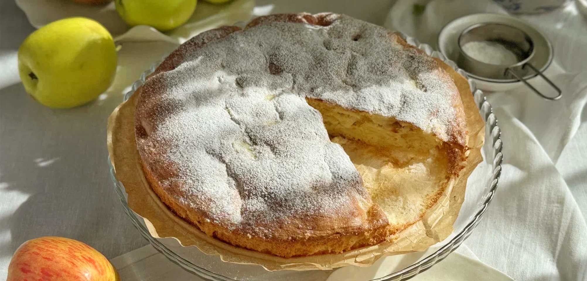 Пышная шарлотка с яблоками