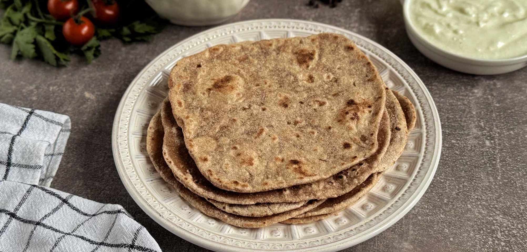 Лепёшки роти с чесночно-томатным чатни