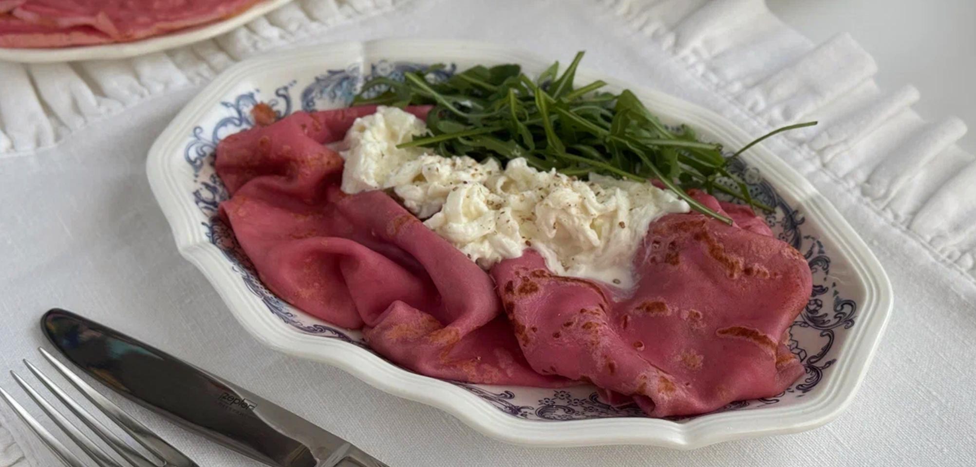 Розовые блины с рукколой и страчателлой