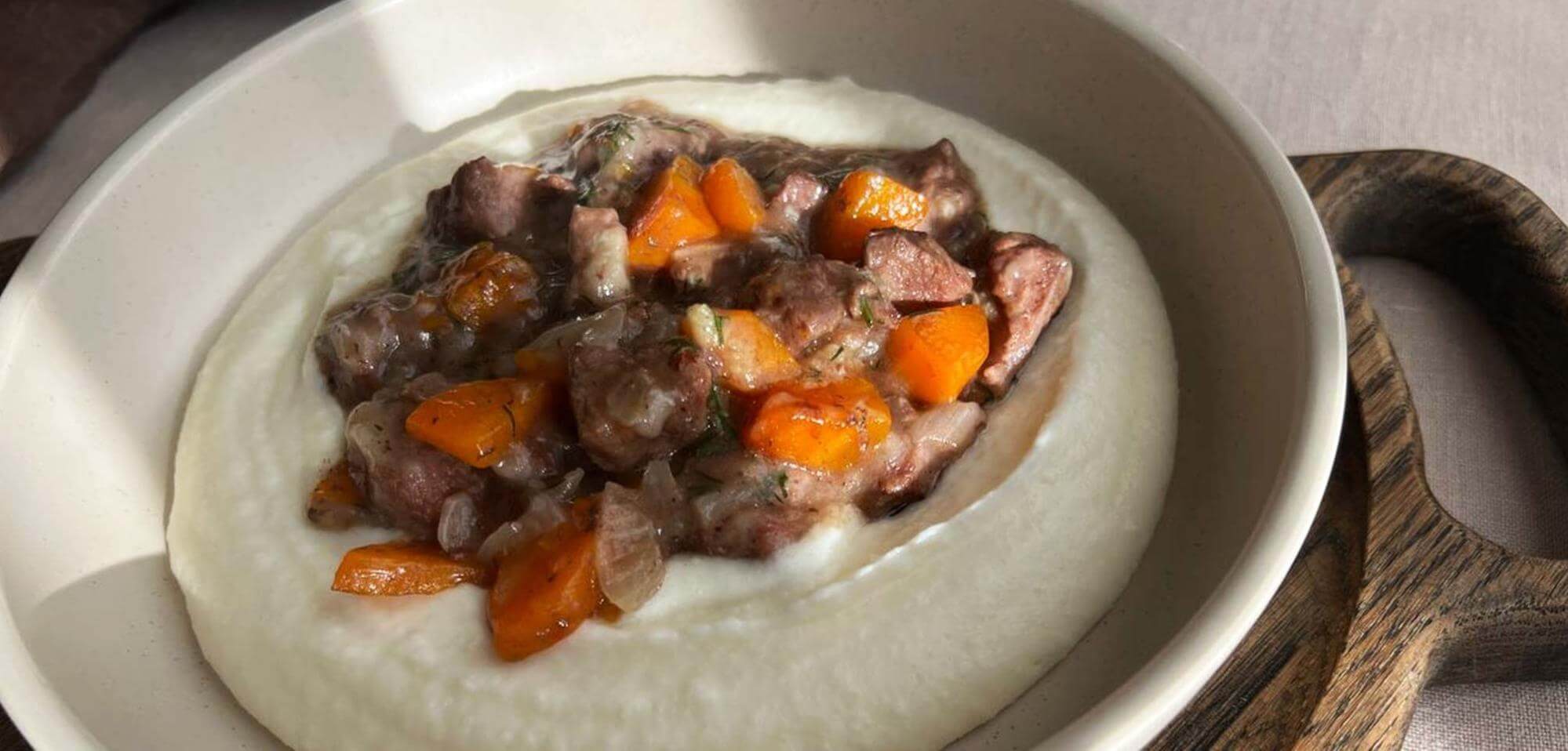 Гуляш из говядины с картофельным пюре